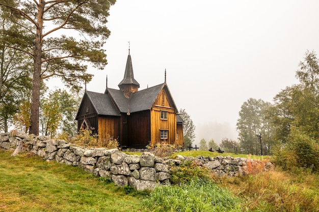 Foto nore stave church historische houten kerk in nore, noorwegen