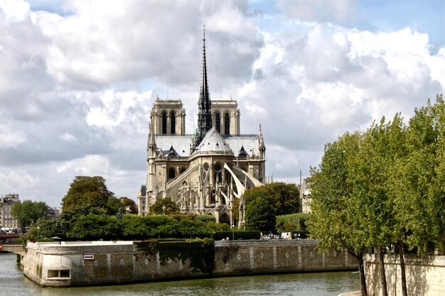 Foto norte dame contro il cielo nuvoloso