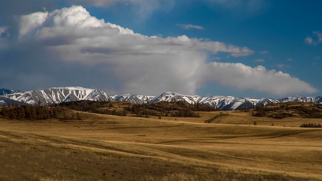 Северо-Чуйский хребет Вечернее небо с красивыми облаками Курайская степь Алтайские горы Россия