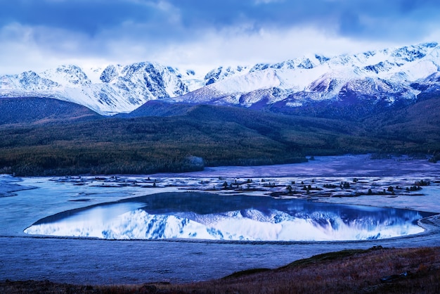 Foto north chuysky range en lake dzhangyskol bij zonsopgang. rusland, altai republiek, yeshtykol tractus