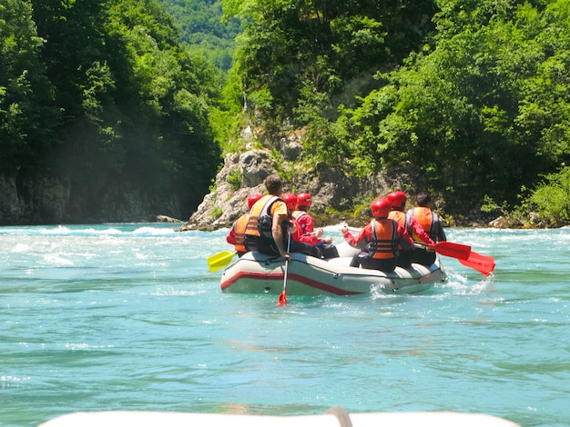 Foto nel nord del montenegro hanno superato gare di rafting. al concorso hanno partecipato rappresentanti di diversi paesi.