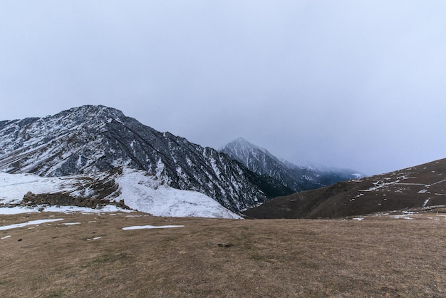 Foto l'ossezia del nord è una zona montuosa in inverno. paesaggio montano innevato. panorama del paesaggio invernale. zona di villeggiatura.