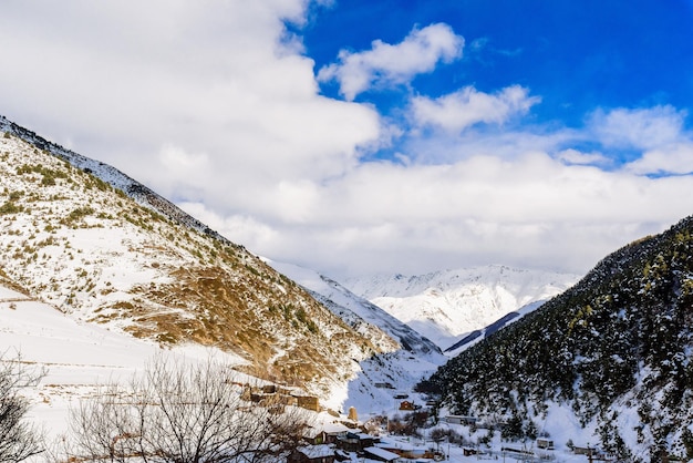 L'ossezia del nord è montuosa in inverno. paesaggio montano innevato. panorama del paesaggio invernale. zona di villeggiatura. vista panoramica sulle rocce.