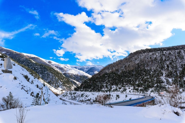 Foto l'ossezia del nord è montuosa in inverno. paesaggio montano innevato. panorama del paesaggio invernale. zona di villeggiatura. vista panoramica sulle rocce.