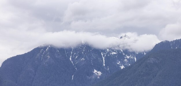 North Shore Mountains met sneeuw en bedekt met wolken