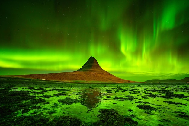 Luce del nord sopra la montagna di kirkjufell in islanda