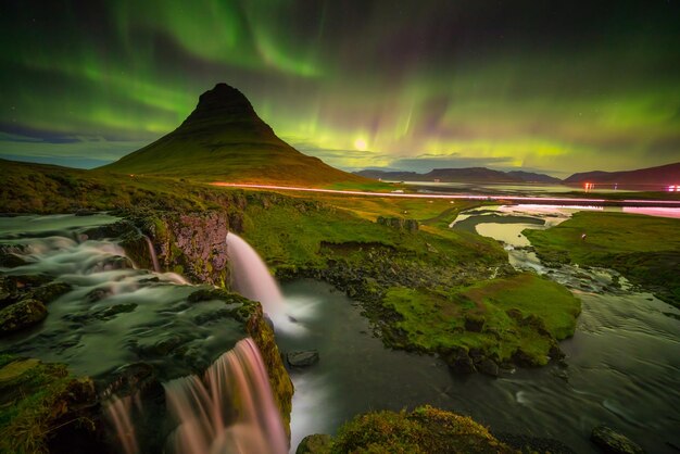 Photo northern light over kirkjufell mountain