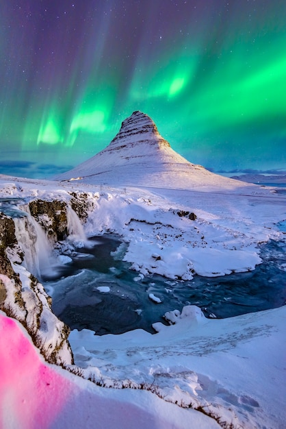 아이슬란드의 Kirkjufell 산 위에 나타나는 북극광