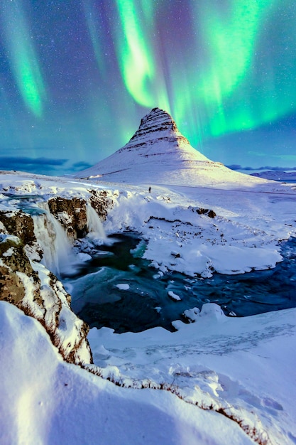 L'aurora boreale appare sul monte kirkjufell in islanda