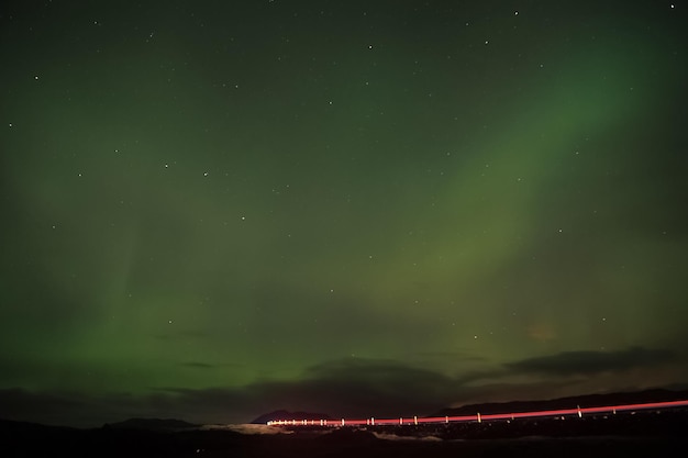 自然の北の光の美しさアイスランドレイキャビクの北の光極光または北のワンドこの美しい北の光または夜のアイスランドのオーロラ真の美しさ