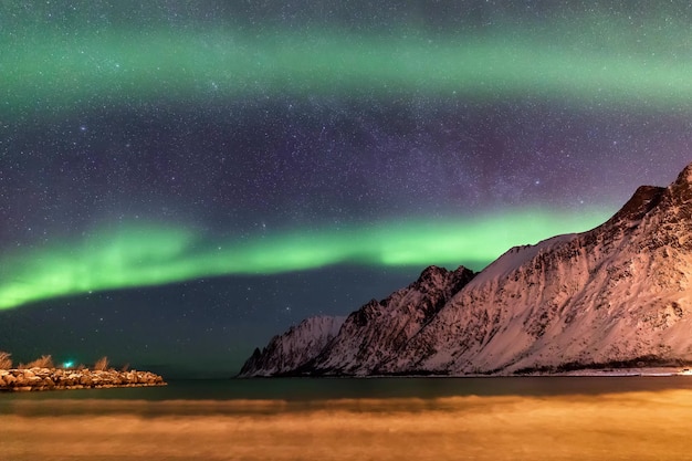 Ersfjord 해변 위에 오로라. 썰물. 밤, 노르웨이 Senja 섬입니다. 유럽