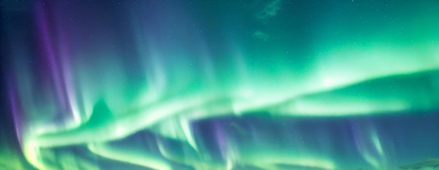 Foto aurora boreale sul lago. aurora boreale con stellato nel cielo notturno. fantastica epopea invernale