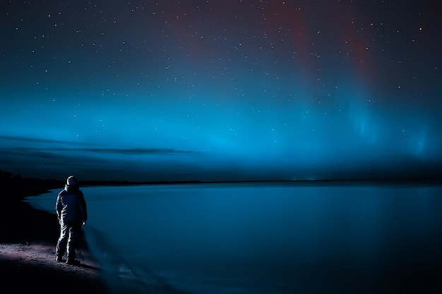 オーロラ孤独な男湖畔の美しい自然夜空の風景