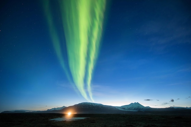 Montagna dell'aurora boreale in islanda.