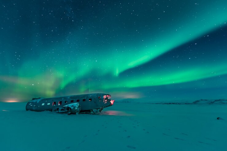 Фотография северное сияние над обломками самолета в исландии