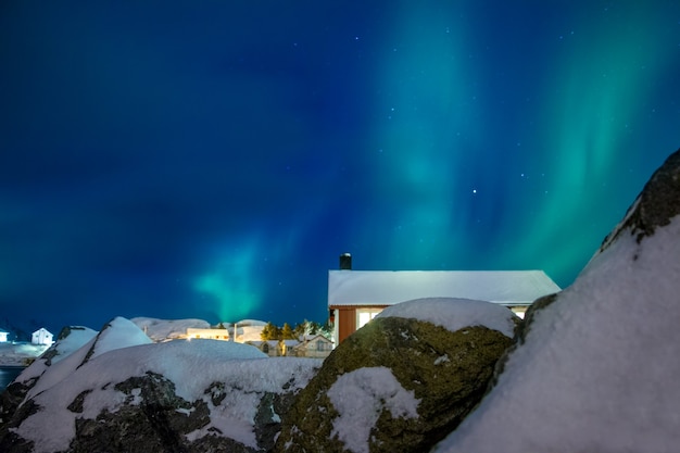 Aurora boreale sopra i tetti delle case