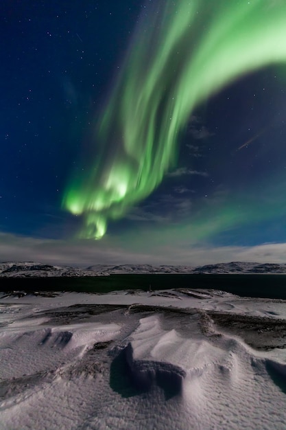 Aurora boreale sulle rive dell'oceano artico