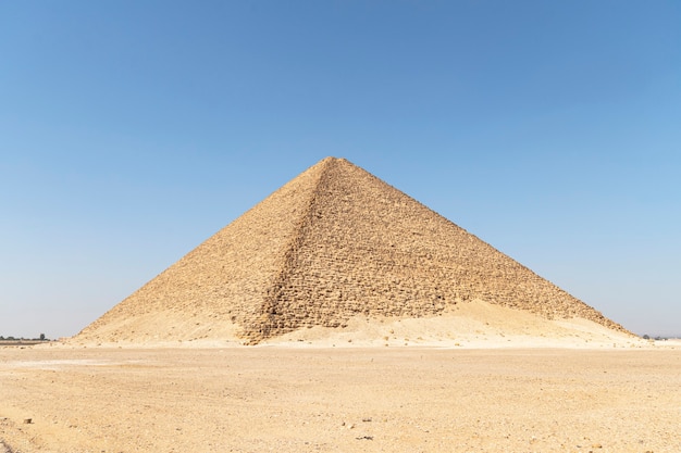 Northern pyramid is de grootste van de drie grote piramides op het grondgebied van de necropolis van dahshur. het is de derde hoogste piramide in egypte, na khufu en khafra in gizeh.