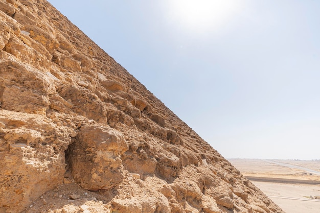 北のピラミッドは、ダハシュールの墓地遺跡の領土にある 3 つの大きなピラミッドの中で最大です。ギザのクフ王とカフラ王に次いで、エジプトで 3 番目に高いピラミッドです。