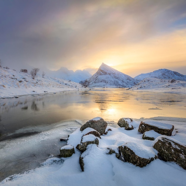 Paesaggio innevato del nord in inverno le montagne sono coperte di neve paesaggio invernale del nord