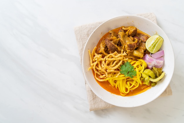 Northern Thai noodle curry soup with braised pork