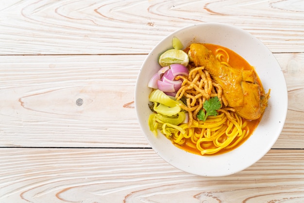 Zuppa di noodle al curry della thailandia settentrionale con pollo (kao soi kai) - stile di cibo tailandese