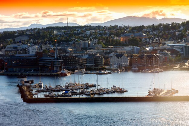 Sfondo del porto della città di tromso settentrionale hd