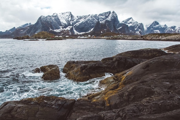 Foto norvegia montagna sulle isole lofoten paesaggio naturale scandinavo luogo per testo o pubblicità