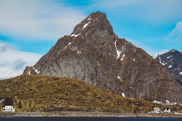 Норвегия гора на островах lofoten естественный скандинавский ландшафт место для текста или рекламы