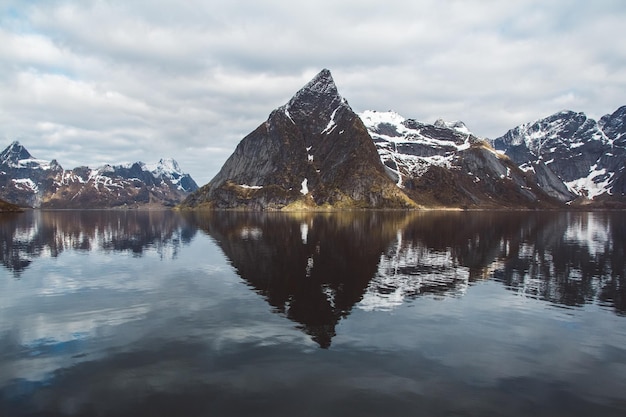 노르웨이 섬의 산 lofoten 자연 스칸디나비아 풍경 텍스트 또는 광고를위한 장소