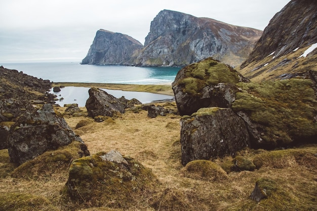 Норвегия гора на островах lofoten естественный скандинавский ландшафт место для текста или рекламы