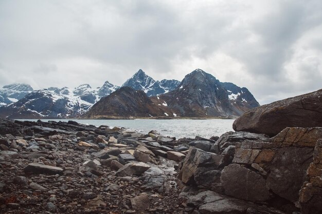 ノルウェーの山々と島々の風景ロフォーテン諸島の自然なスカンジナビアの風景