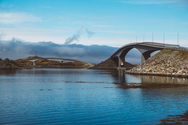 ノルウェーの山々と島々の風景ロフォーテン諸島の自然なスカンジナビアの風景