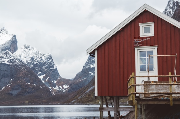 사진 노르웨이 rorbu 주택과 산 바위 피요르드 풍경 스칸디나비아 여행