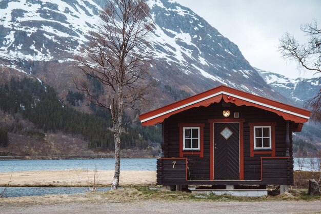 Foto norvegia rorbu case e montagne rocce sopra fiordo paesaggio scandinavo vista di viaggio lofoten