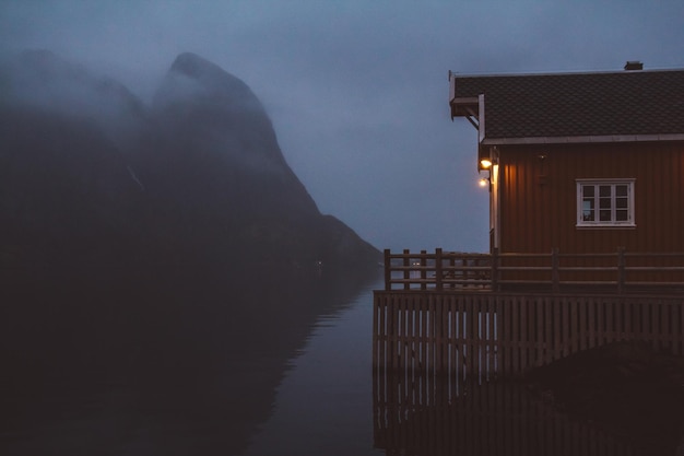 Norvegia rorbu case e montagne rocce sopra fiordo paesaggio scandinavo vista di viaggio lofoten