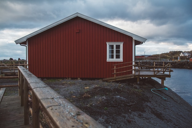 Norvegia rorbu case e montagne rocce sul paesaggio del fiordo viaggio scandinavo