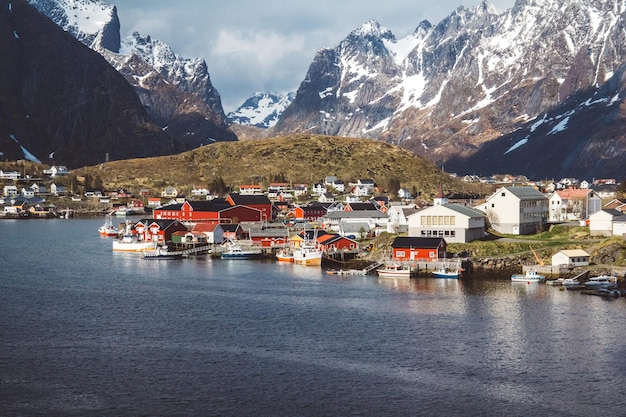 Норвегия дома рорбу и скалы горы над скандинавским фьордом