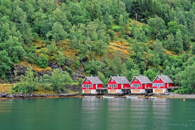 写真 赤い家と漁船とノルウェーのフィヨルドの風景の景色