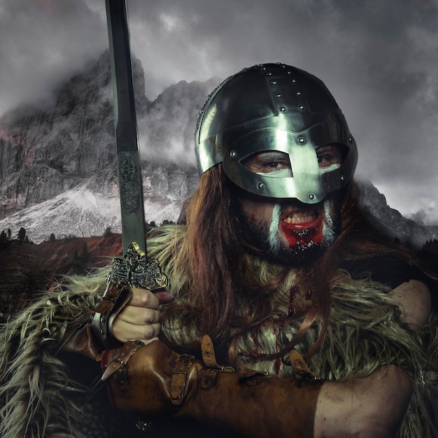 ノルウェーのフィヨルド、剣と野生の皮を持つバイキングのスカンジナビアの戦士。革とよだれかけのオーバーオール、金属製のヘルメット