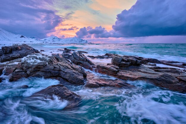 Photo norwegian sea waves on rocky coast of lofoten islands norway