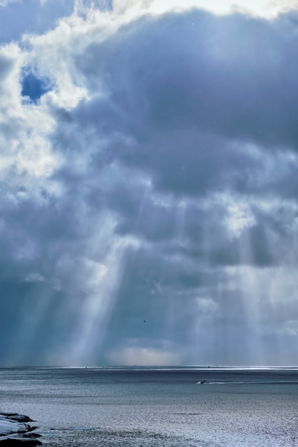 Photo norwegian sea in winter with sun rays