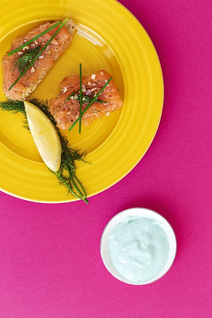 Tartine di salmone affumicato norvegese con limone, salsa di formaggio blu, pepe e sale