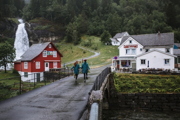 Photo a norwegian-style house with a waterfall