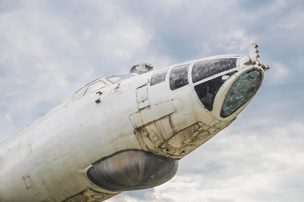 Il muso di un vecchio aereo militare dell'urss con i finestrini sporchi e incrinati