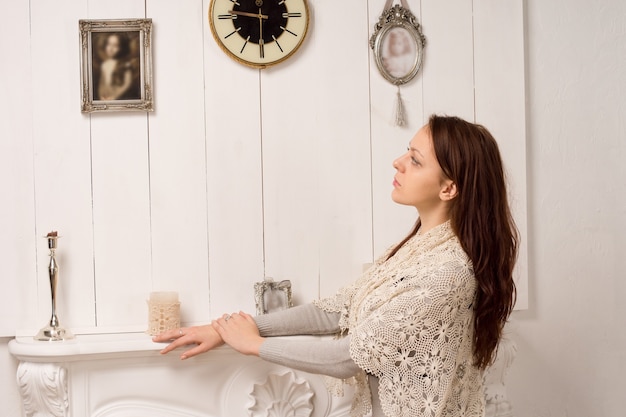 Nostalgische jonge vrouw in een stijlvolle sjaal