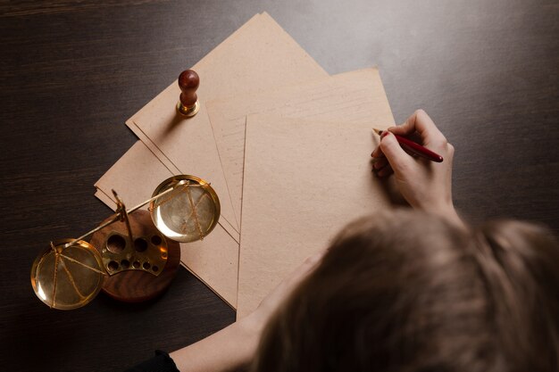 Notaris vrouw schrijven door de pen op de documenten.