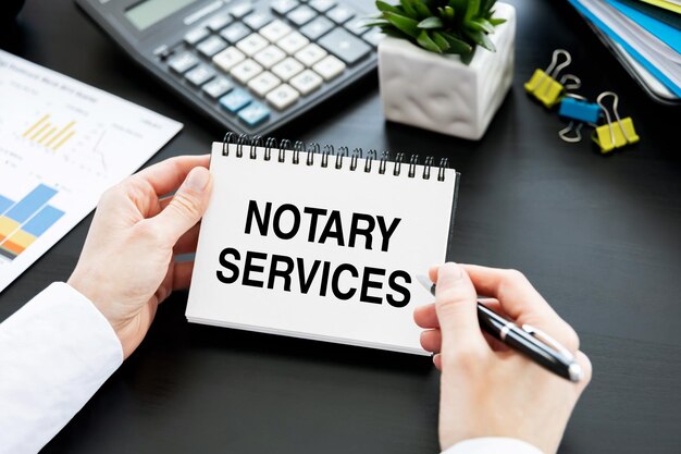 NOTARY SERVICES tekst op papier notitieboek met pen in de handen van zakenvrouw Bedrijfsconcept