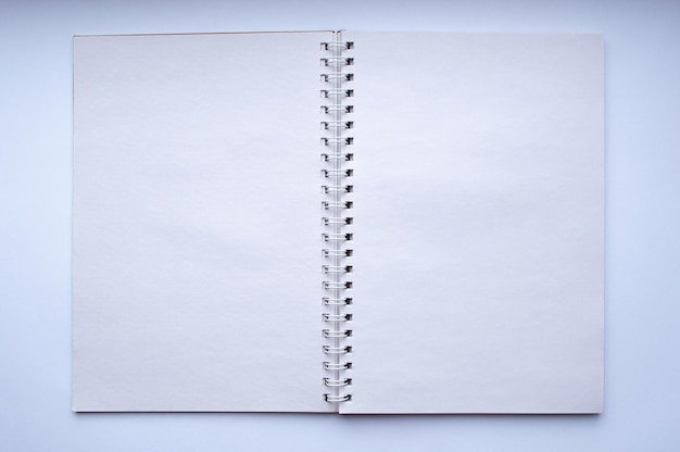 白い空白のシートを綴じたノート