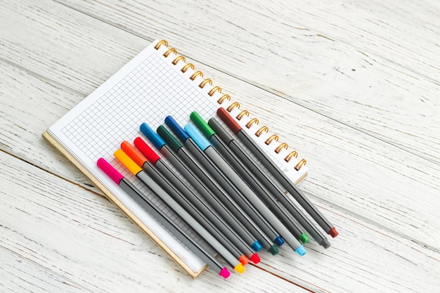 Notebook dagboek voor plannen en studeren op tafel met gekleurde stiften